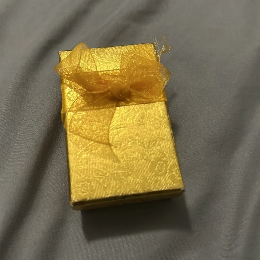 NWOT Gold Heart Pendant Necklace - Picture 2 of 5